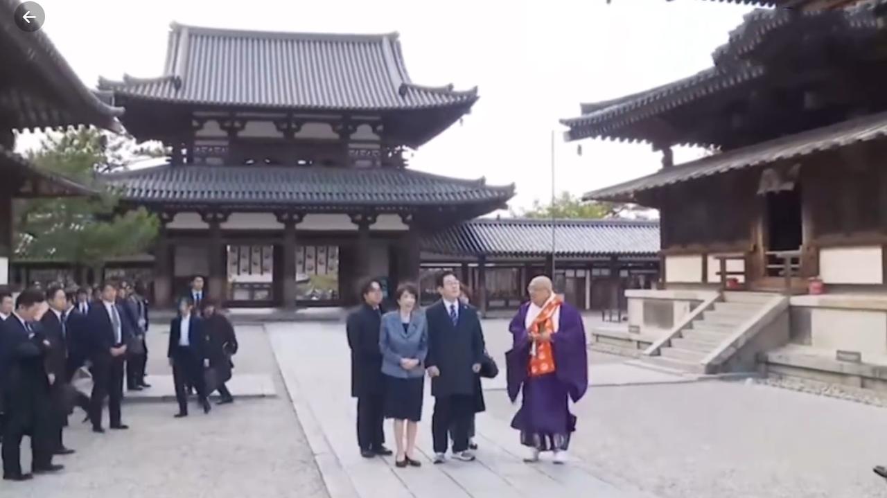 李在明居然穿黑色风衣搭配灰色运动鞋，也是没谁了！1月14日韩总统打卡日本景点时穿