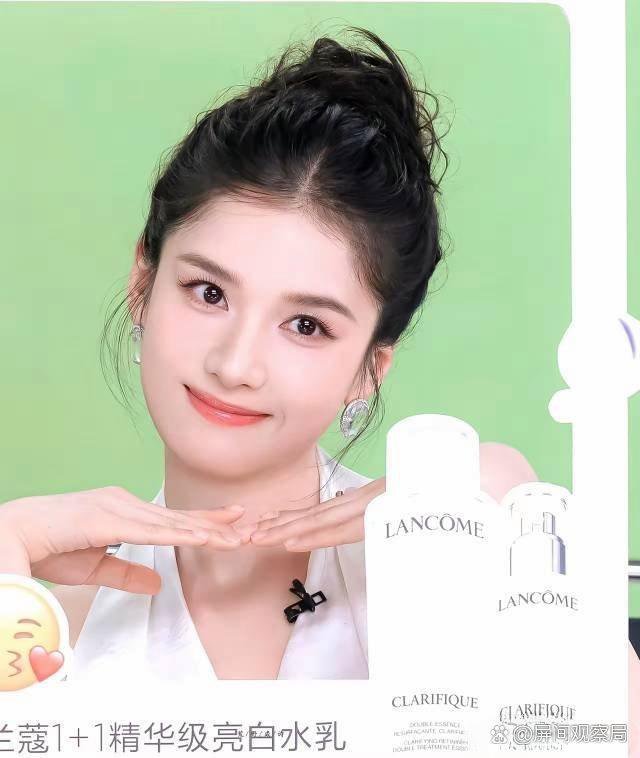 兰蔻直播间的张婧仪，自带文艺氛围，极具个人特质，真的太美了。​