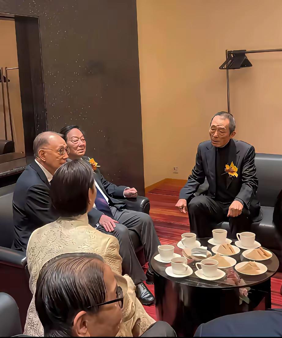 张艺谋50年的，今年？今年75岁了！看这个照片，和往年似乎有一些不一样。