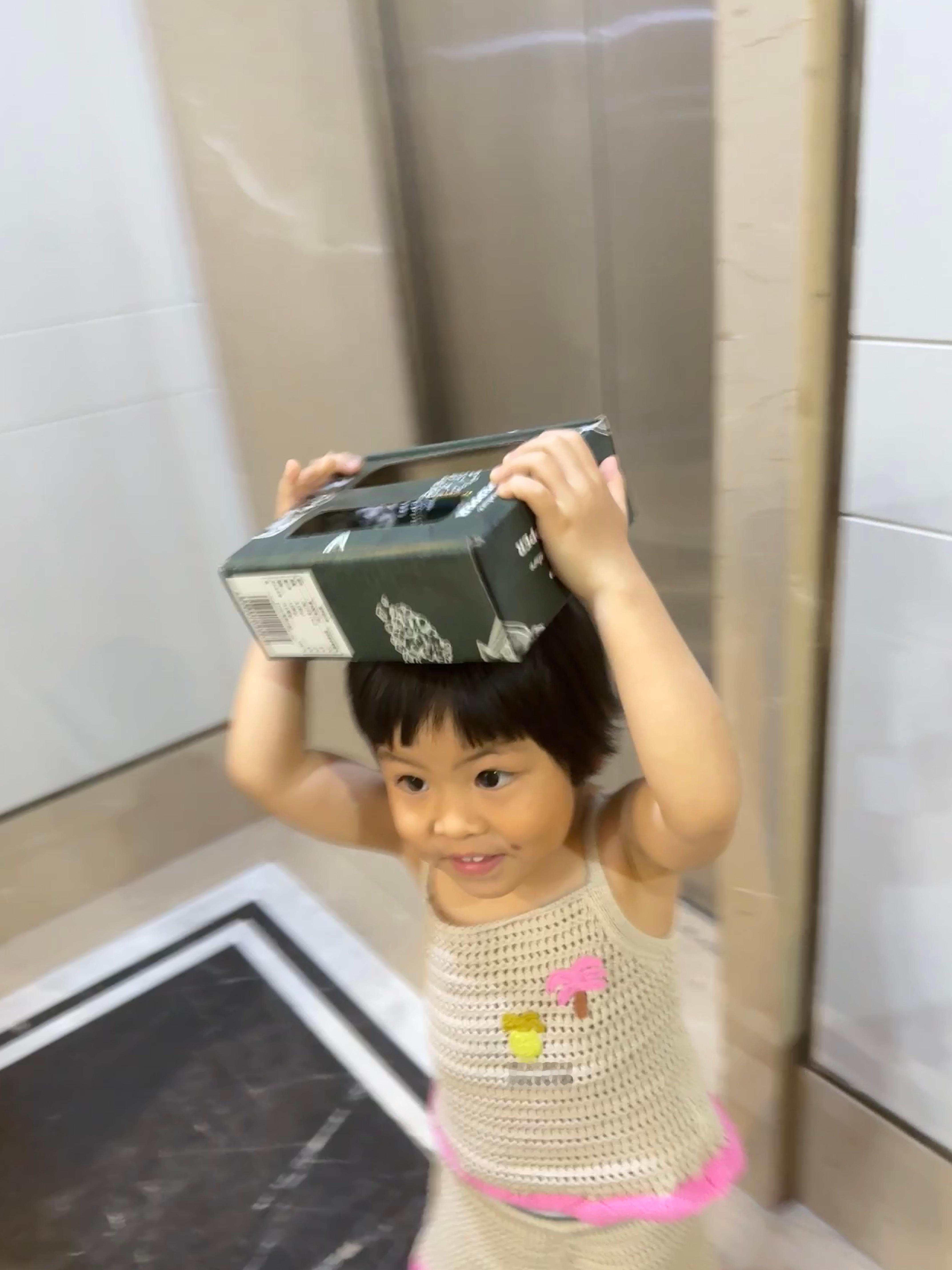 看到我手上东西多，马上接了过去全世界最好的宝宝