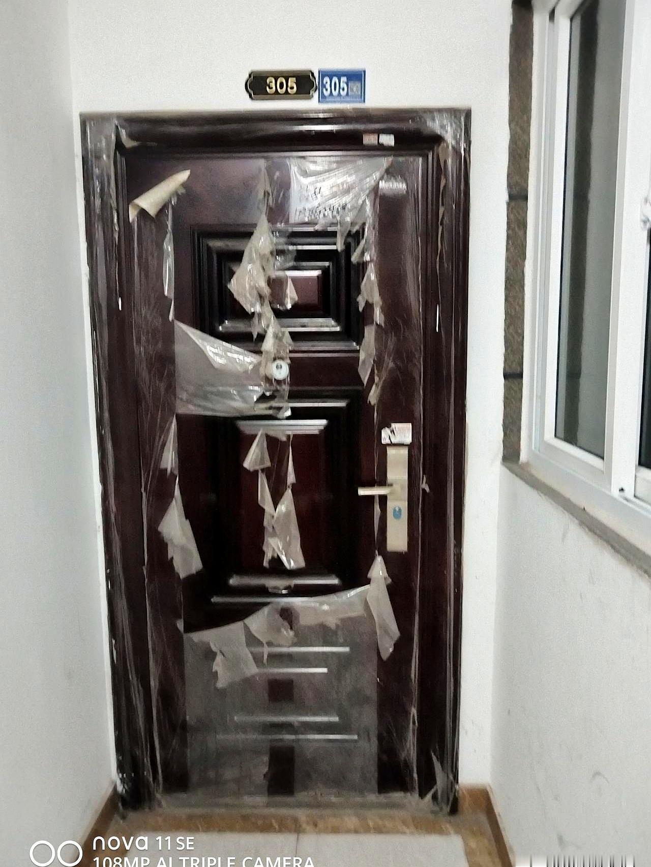 准备敲墙时才发现，挡在面前的不是承重墙，而是物业。他们开出三道硬杠杠：拖欠的物