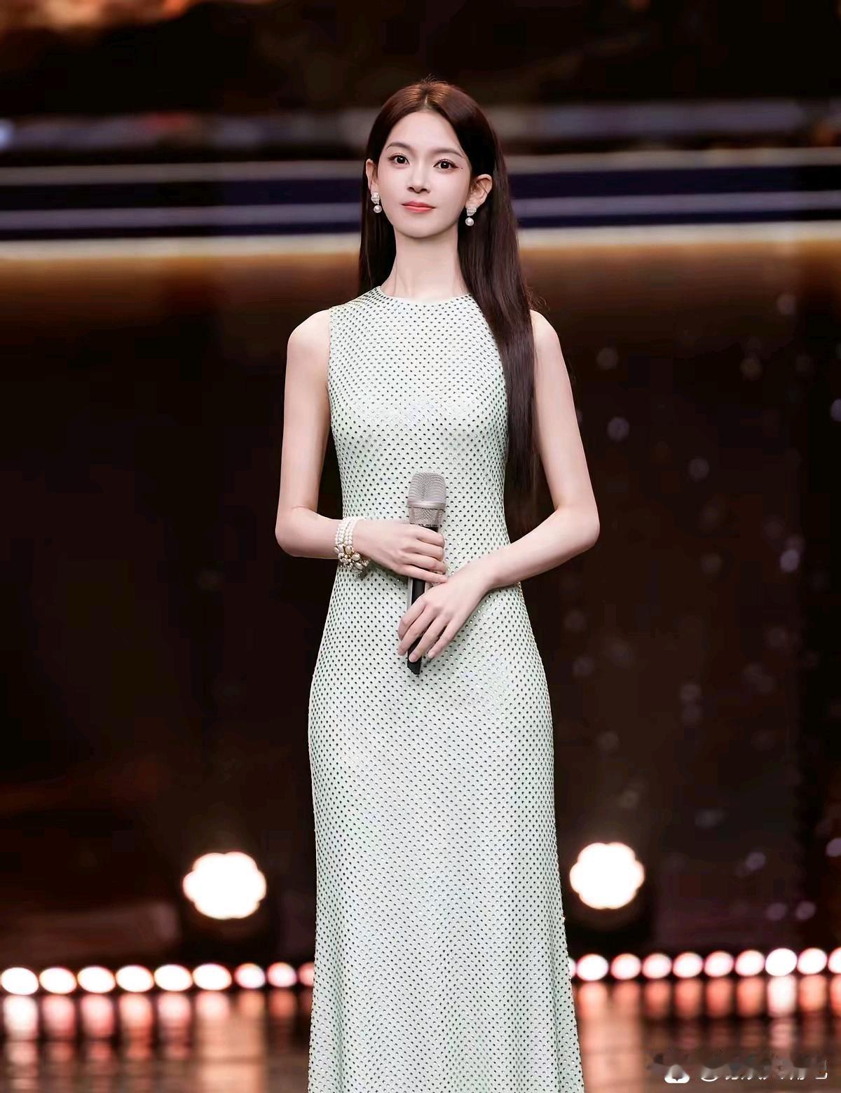 陈瑶的脚踝，是练出来的，不是天生的。每天芭蕾压腿，低盐饮食，连水肿都不放过。网友