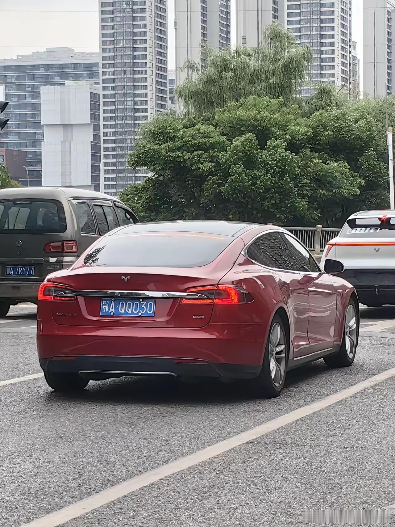 我是不是出现幻觉了？还是这是假车牌？​我竟然瞅见一辆挂蓝牌的特斯拉！！！​电动车