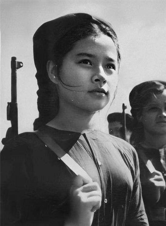 “上过战场的女兵娶不得。”1975年，越战结束后，貌美如花的越南女兵，遭受男人们