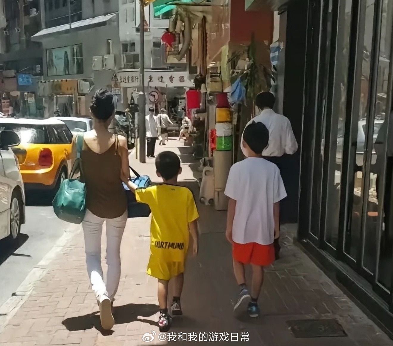 张柏芝一个人带大两个孩子那些年以前对她单手抱娃的姿势印象深刻。等我有侄女之后，我