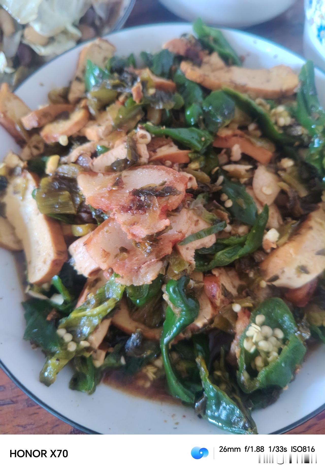 中午做的下饭菜。辣炒干香酸菜猪头肉片！美中不足的是，猪头肉少了一点。是家乡