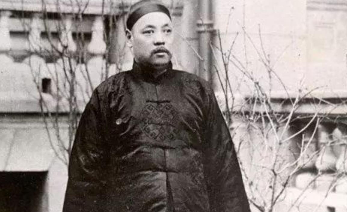 1892年，山东大善人潘守廉路过济州的一条巷口时，无意中看见一个卖煎饼的妇女，顿