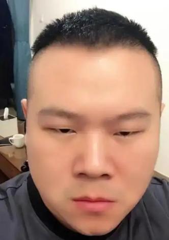 一次主持人问岳云鹏：“对中国男足有什么看法？”岳云鹏语出惊人：“我很想加入，因为