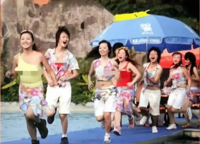 熟悉这两张照片的，都已步入中年，回头看去，恍如隔世​​​