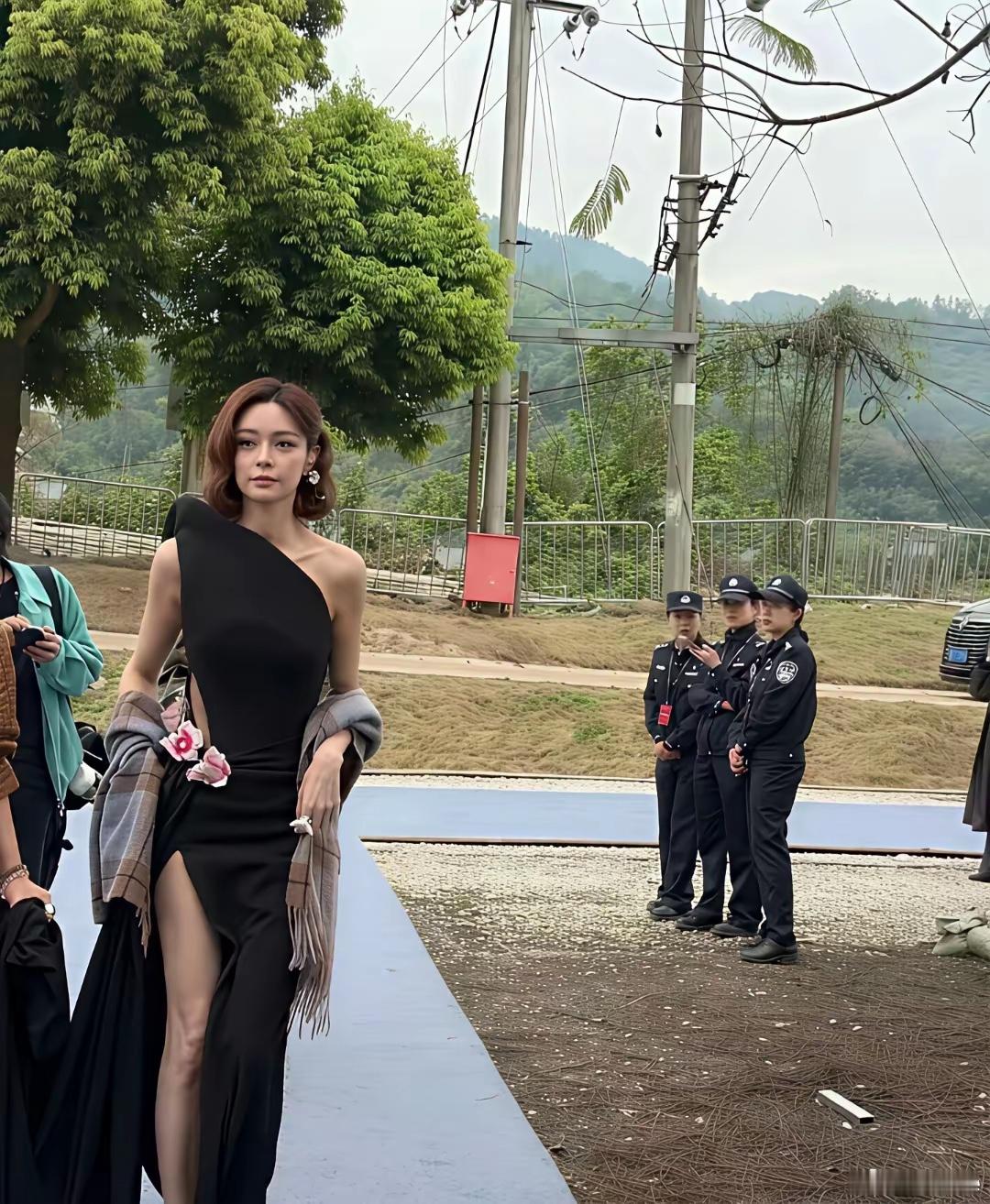 差点没认出来，真人比电视上还漂亮