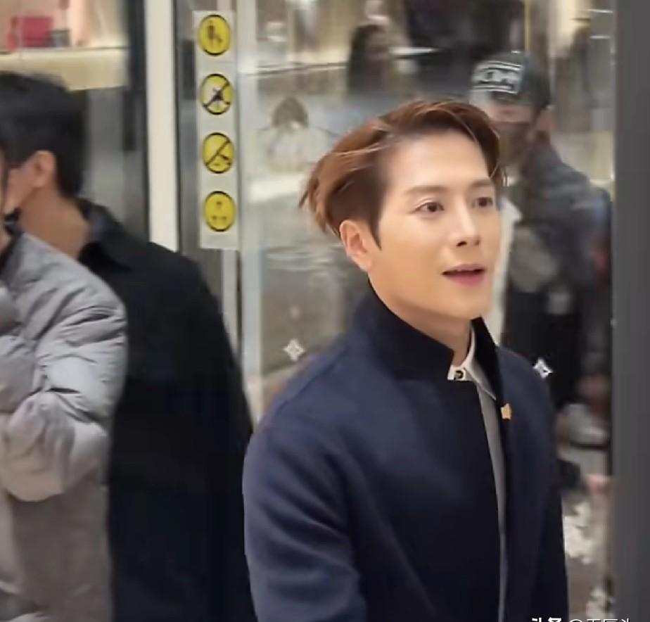 王嘉尔新造型翻车了？这次“湿发贴头皮”发型，成了他近年最大的颜值争议点。网友