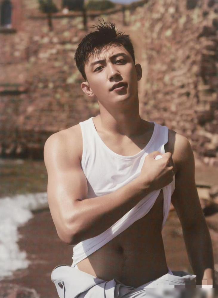 我发现一个有趣的事情，只要是黄景瑜演的戏，他演的题材和角色都有一个共同点，那就是