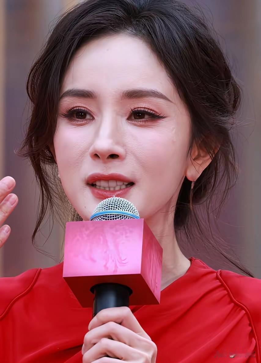 人老先老眼睛的具像化杨幂最引以为傲的就是这对狐狸眼但是也没扛住高清镜头的残酷