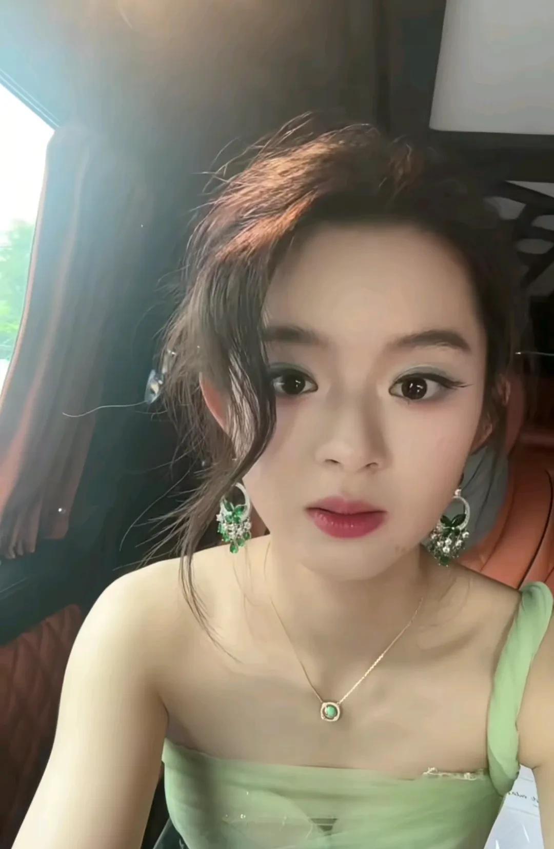 万万没想到黄杨钿甜的父亲被立案，仅仅是因为女儿的贪念。拔出萝卜带出泥。