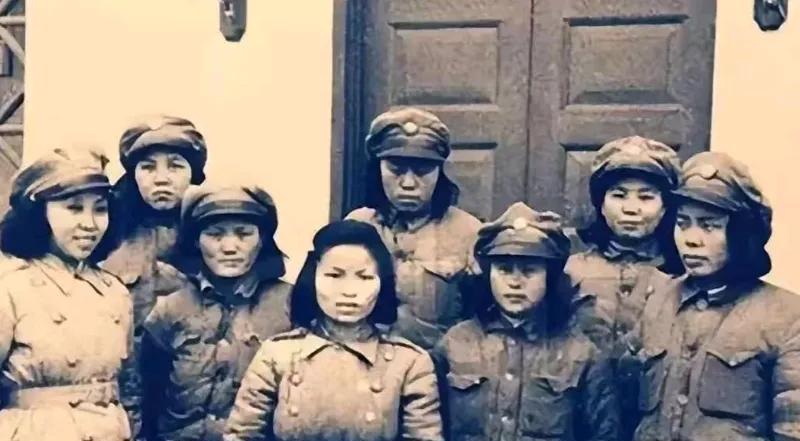 1942年，7名军统姑娘被日本鬼子围住。日本鬼子见是女兵，兽性大发，便丢下枪，一