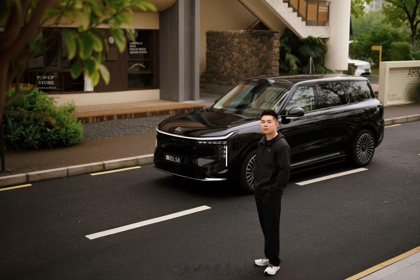 果然领导一眼就能看出来是领导我觉得图1像司机，图2像领导。