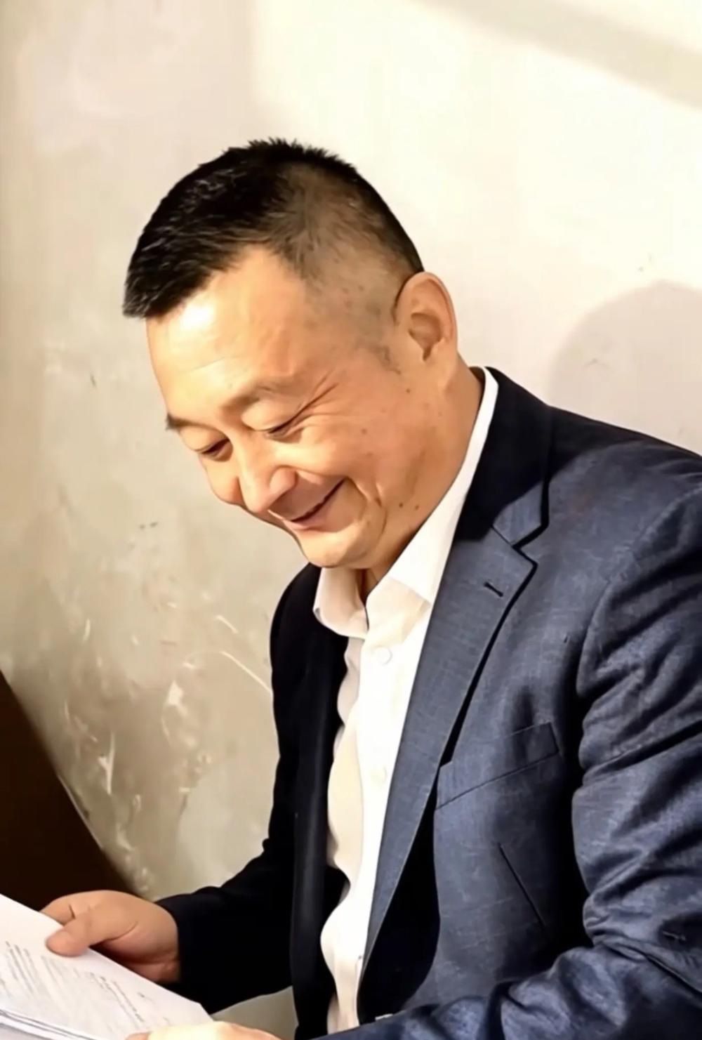 老金毛笑容满面，难道有好事发生！金毛宣判后老金毛变得沧桑了很多，他知道事