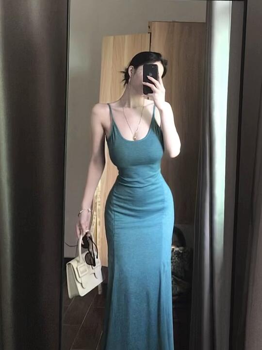 今天是很特别的静谧蓝色调穿搭唉～
