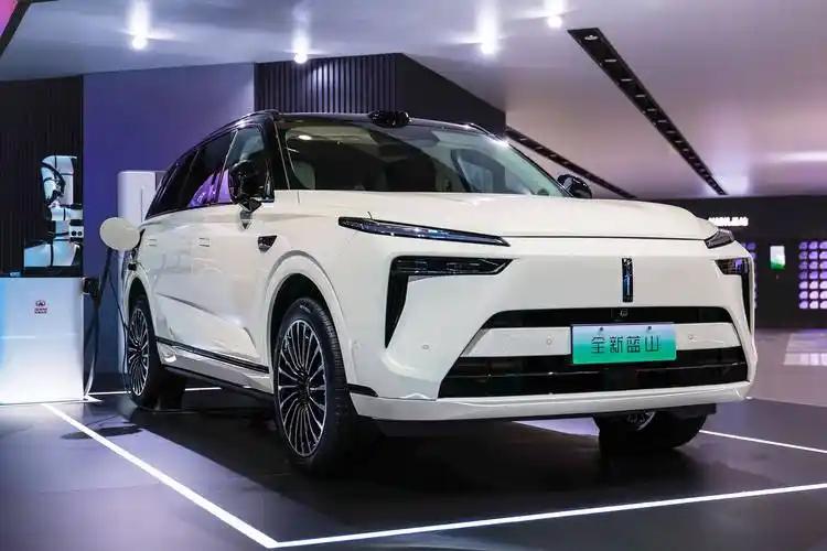 近日，多位魏牌蓝山车主反馈车辆中控台HUD旁仪表装饰板出现局部裂纹，且开裂位置与