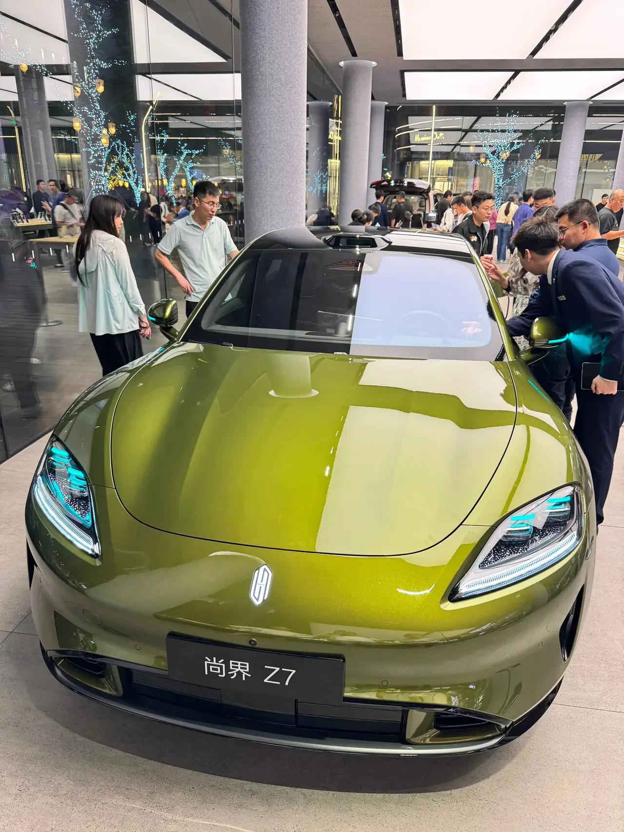 看到尚界Z7那个"镂空橱窗"我恍然大悟！表面余承东团队设计翻车，实则悄悄下一盘