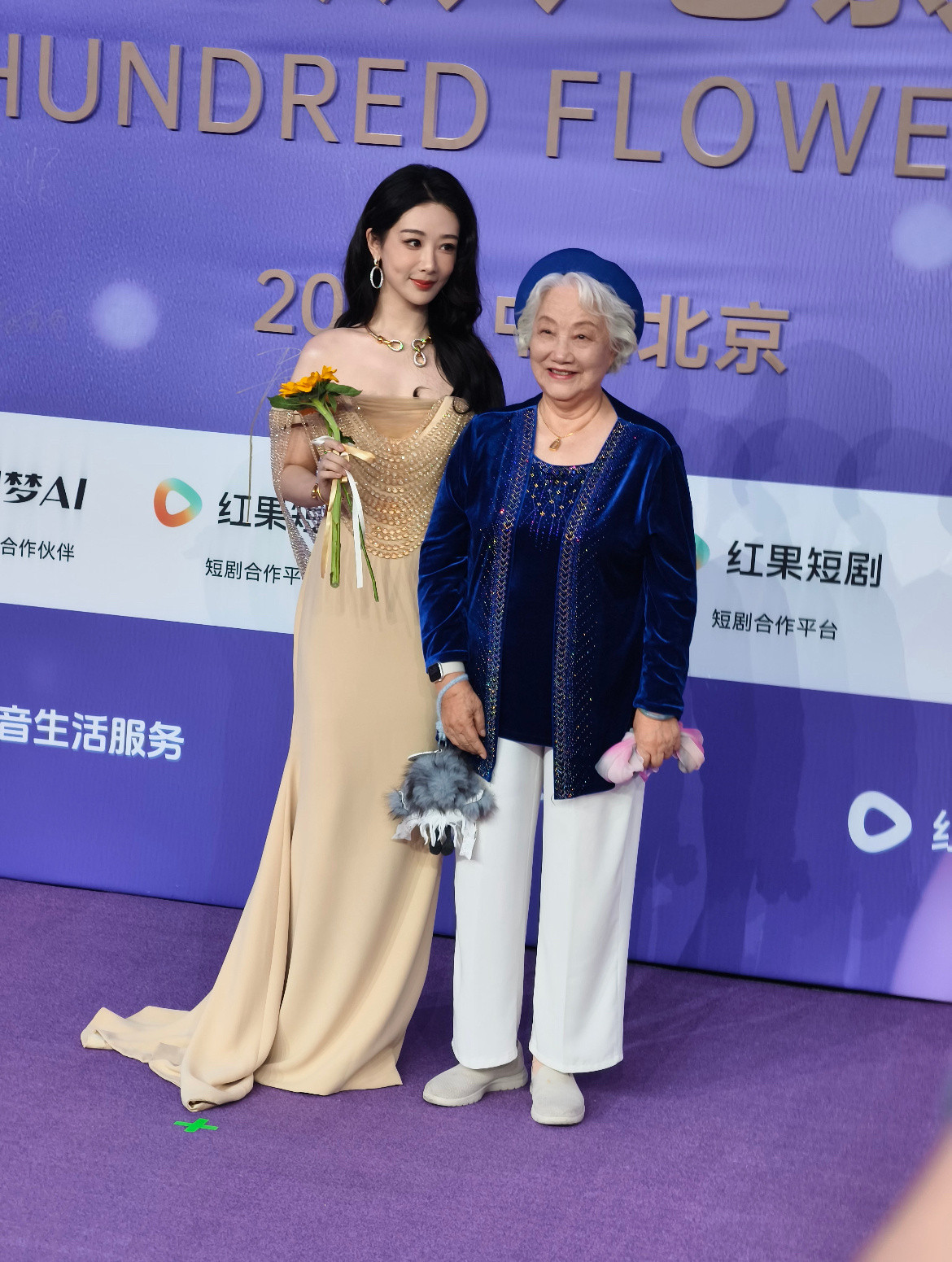 百花奖红毯杨紫百花奖红毯有太多杨紫美貌的生图了