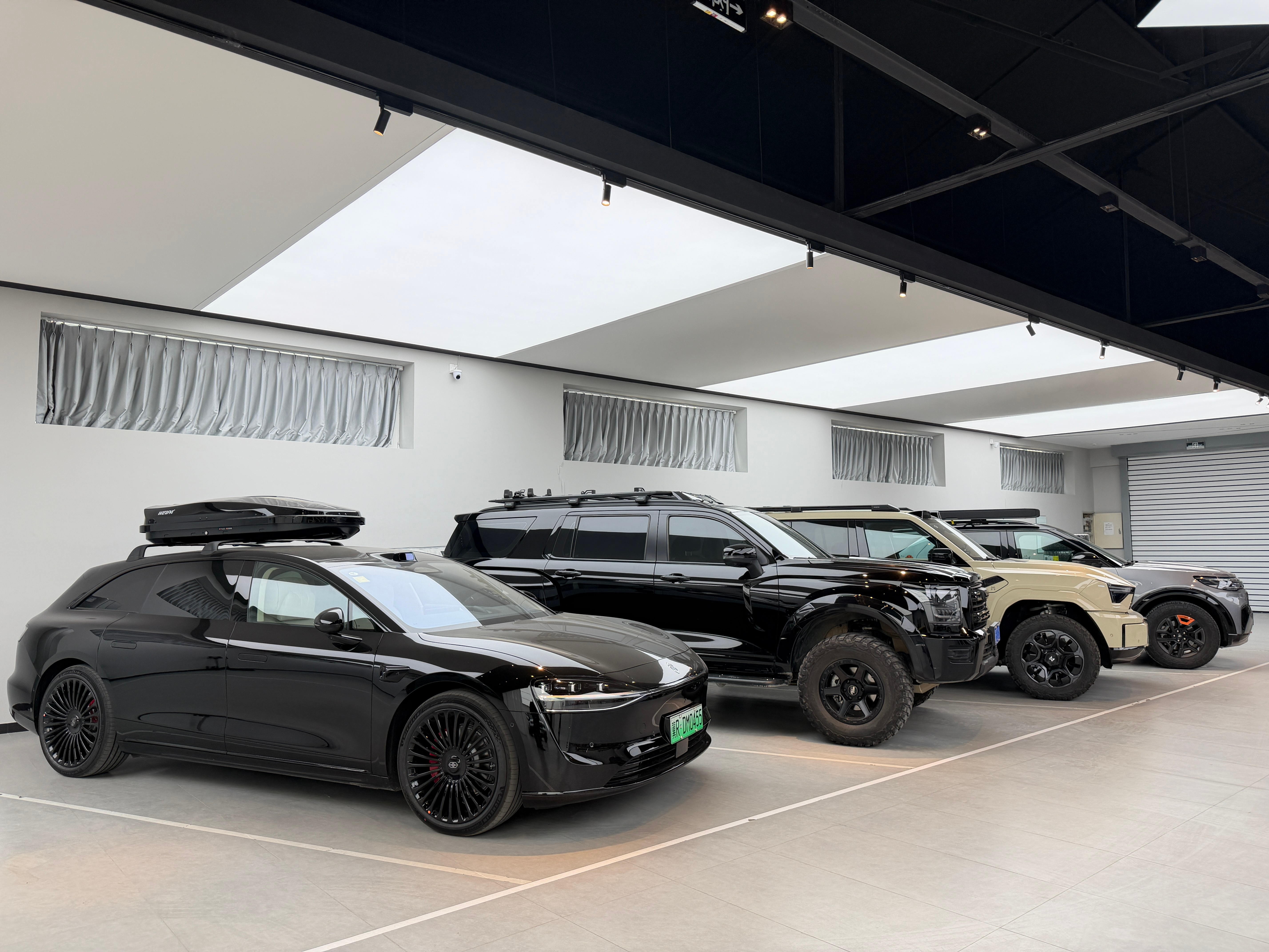 来参观下韩哥的车库啥家庭啊这是这么多车开得过来吗？？