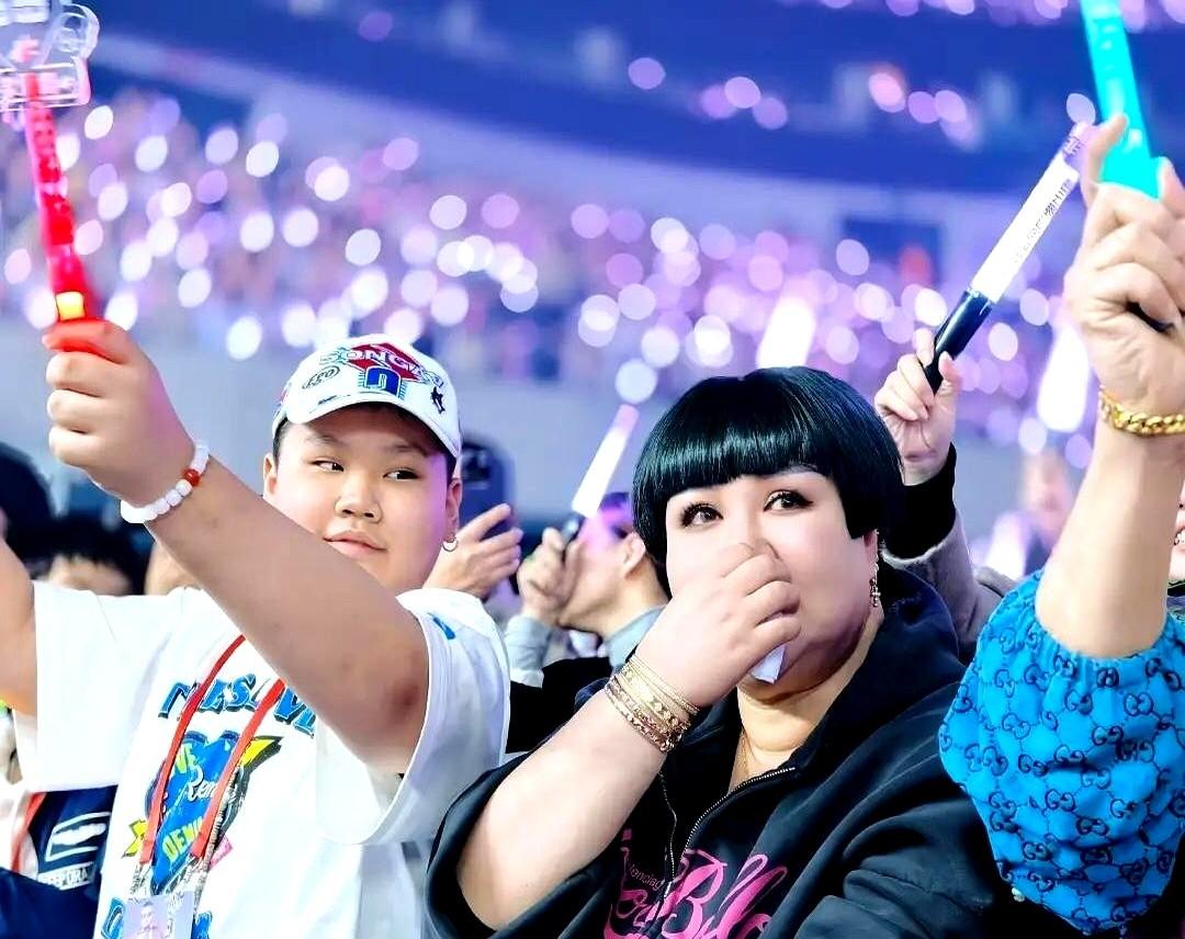王惠带儿子看演唱会，一身行头太抢眼。她那个“锅盖头”短发，配着大红外套，妆容