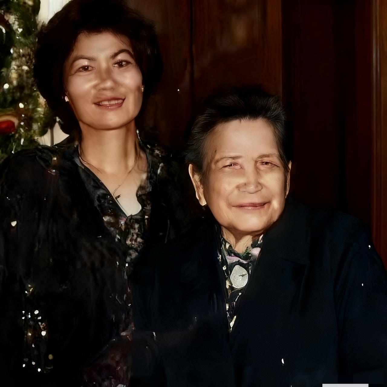 1981年，吴石的女儿吴兰成和母亲王碧奎，一张温馨的合影，照片中的吴兰成站在母亲