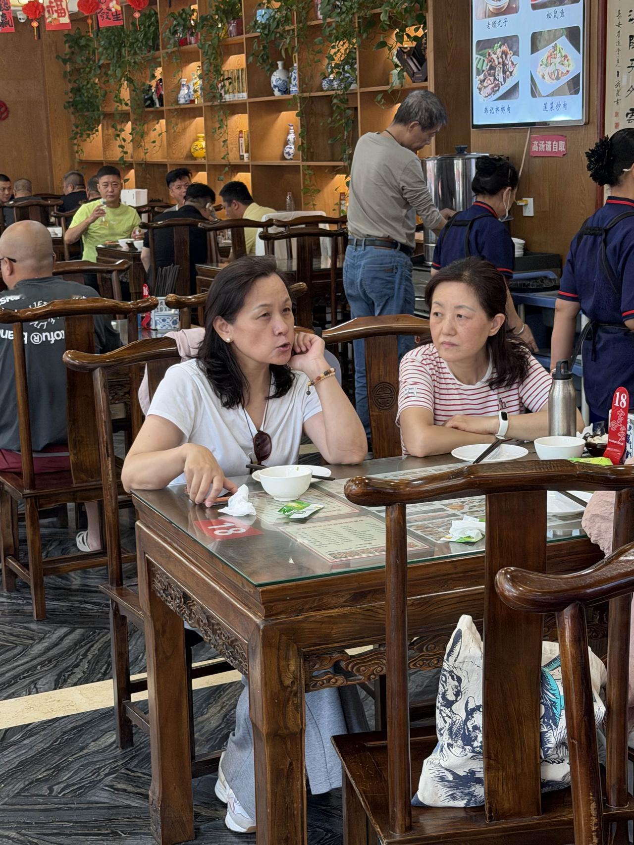 今天中午，我专门去西安四府街，吃老西安韩记三鲜煮馍！几年没来了，店年依然人气鼎