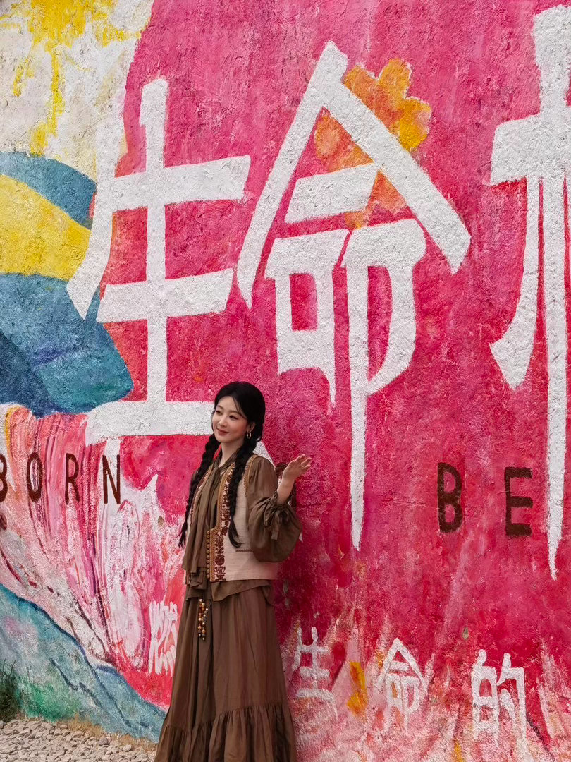 杨紫在青海和冬智巴重聚杨紫和冬智巴重逢了杨紫和冬智巴重逢的那个画面，比《生命树