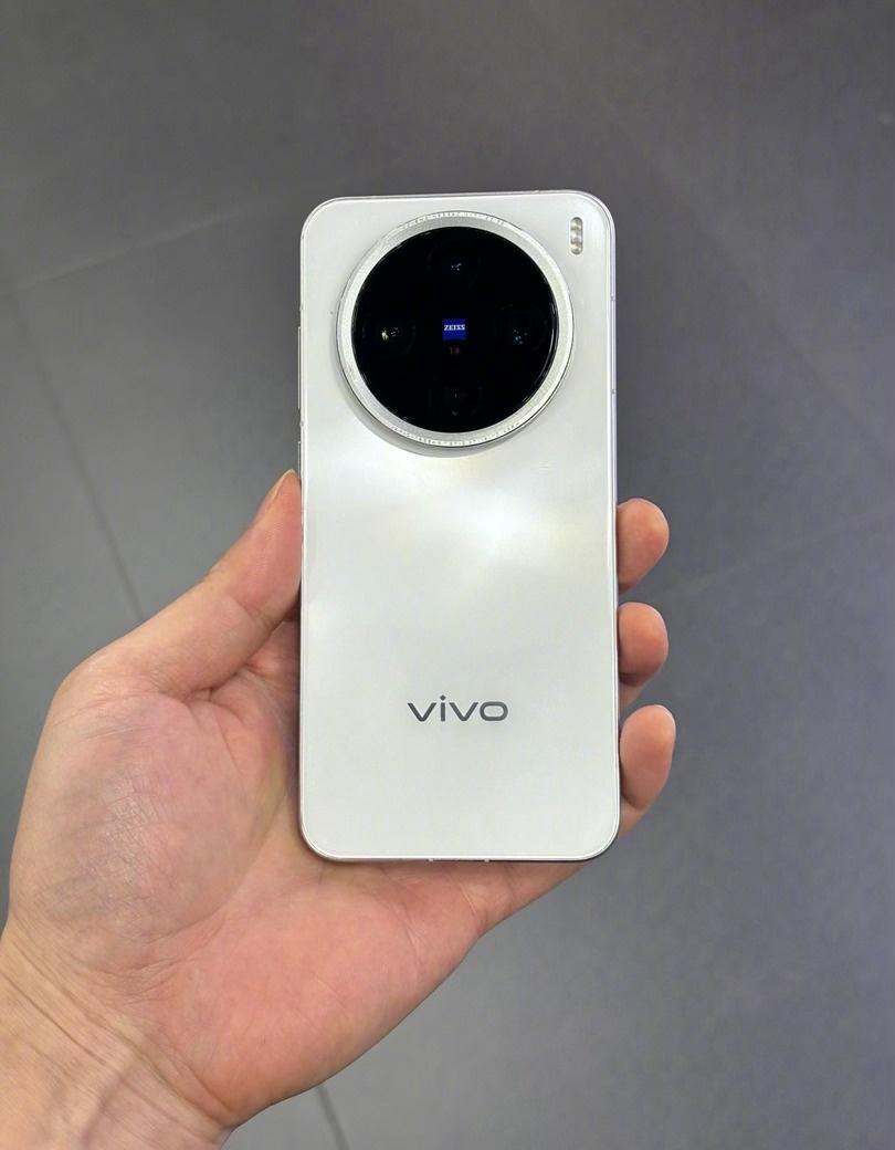 vivo首款小屏Pro机，主打单手握持及便携，小屏党狂喜，采用6.31英寸直屏，