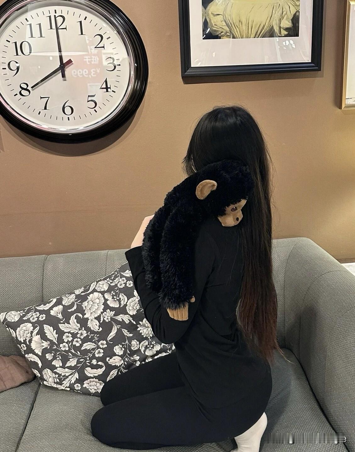 春日生活打卡季黑衣美人抱黑猴，时光静好意自闲。春日生活打卡季