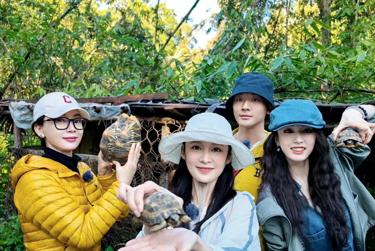 48岁的陈数真是老了，与34岁的李沁同框，陈数穿羽绒服，李沁穿薄外套。陈数这是台