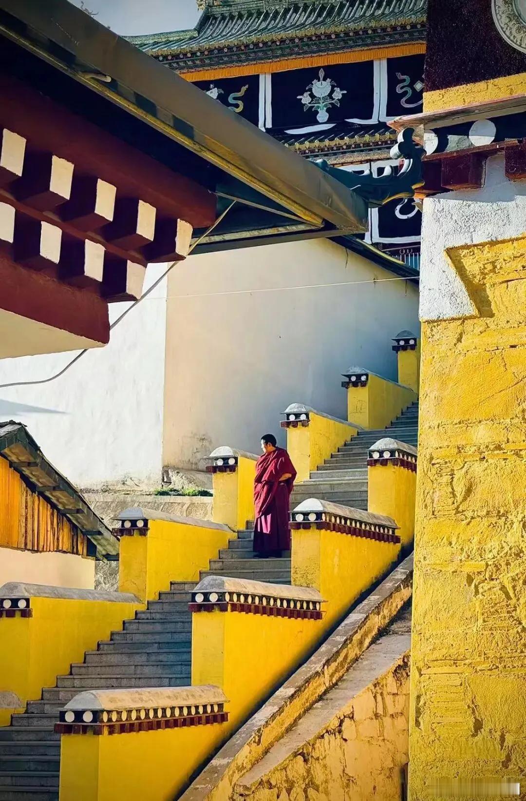 乾隆为什么那么长寿？原因有三：首先，基因好，他母亲和他外公活得都很长。他母亲过了