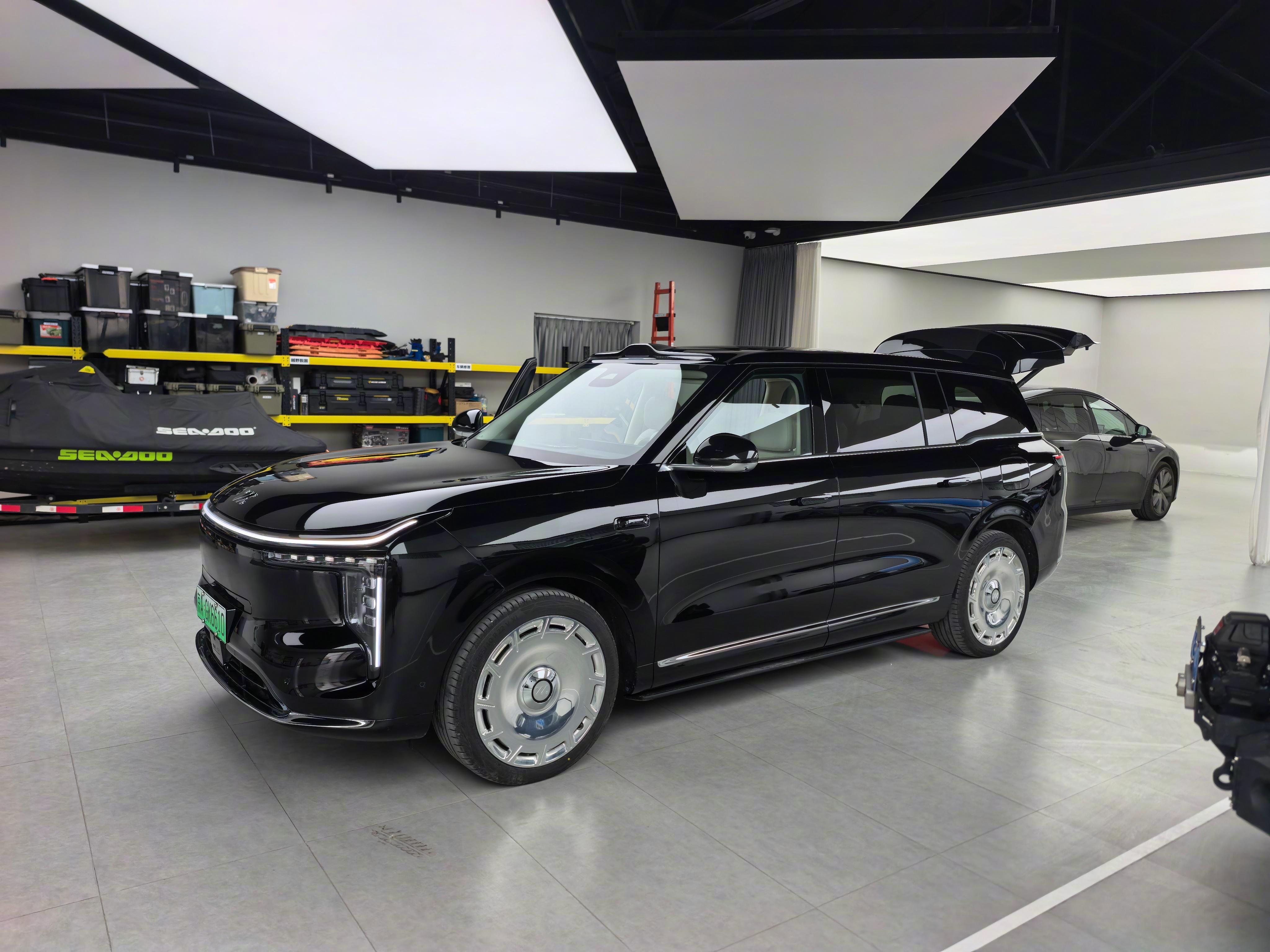 到车库把常开车从理想i6切换到智己LS9，基本上我手里车每个车开2-3周就换辆车