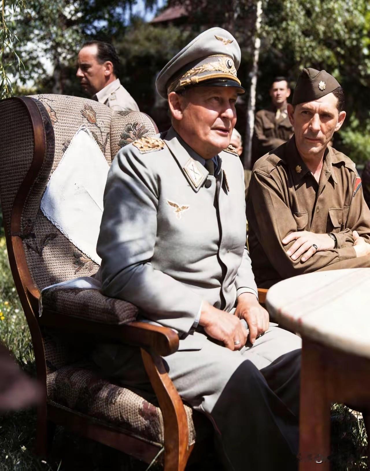 这张珍贵合影拍摄于1945年5月11日赫尔曼·威廉·戈林，德国帝国元帅，希特
