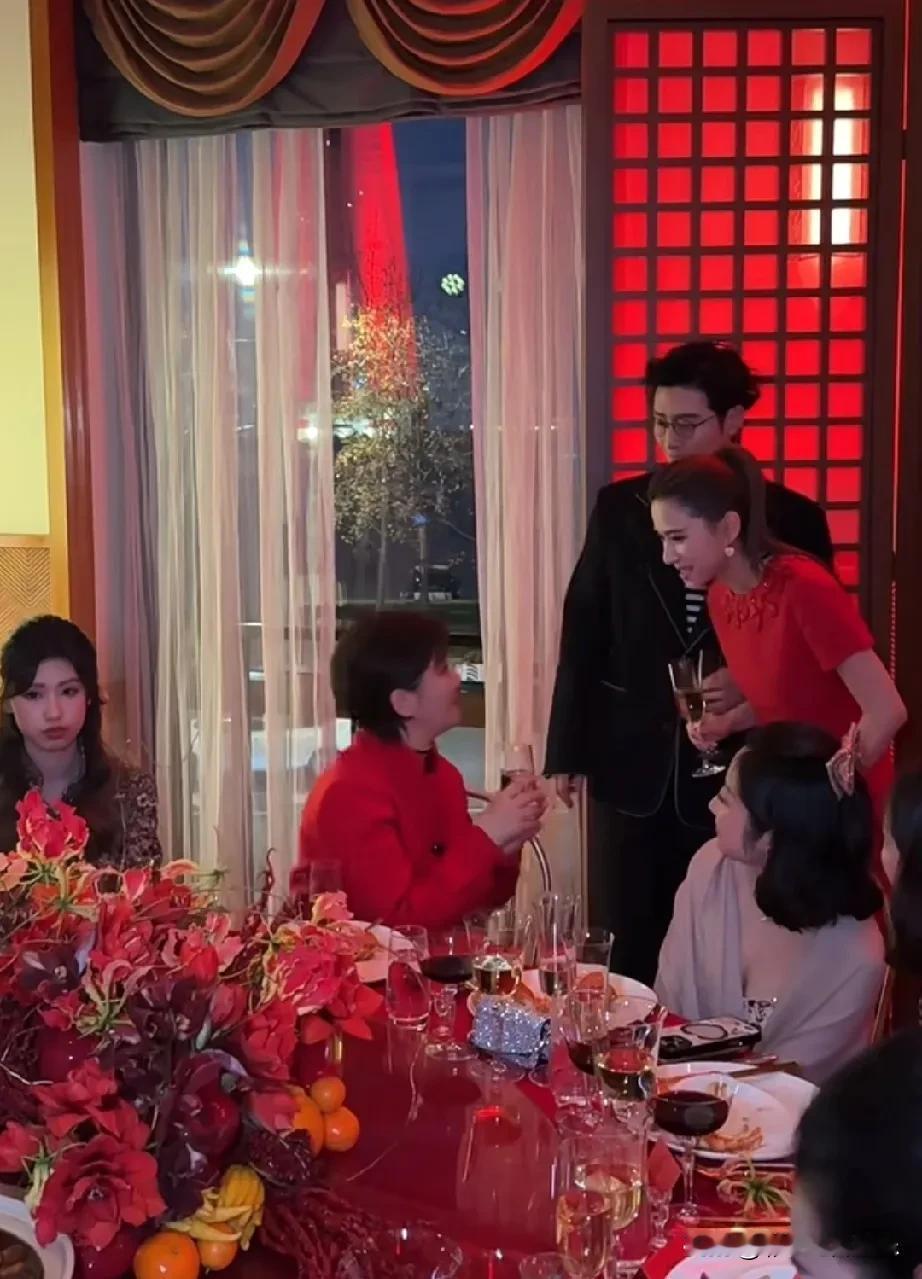 徐帆真的太没有礼貌了，窦骁把何超莲引荐给徐帆，他们为徐帆敬酒，徐帆连站都不站起来