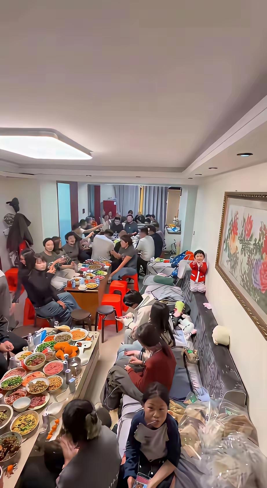 这种大家庭过年聚餐，实则也是一个很无奈的相聚。你看这个里面，有的人在玩手机、