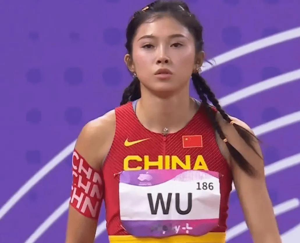 吴艳妮女子100米栏摘铜：比奖牌更动人的，是她从不低头的样子当成绩定格的那一刻，吴艳妮站在赛道边，轻
