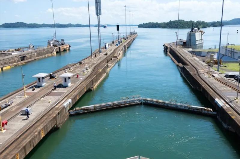 谁能想到，世界海运的咽喉地段，竟然会上演一场宛如明抢的“夺产”大戏？2026年2