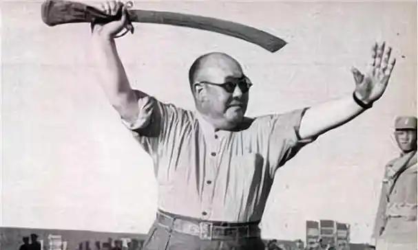 1940年，马鸿逵得知儿媳瞿亚明和司机以及丫环爱丽一起出逃后，勃然大怒道：“我就