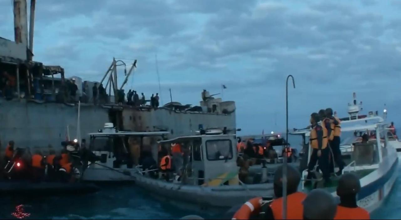 救人是出于人道，但这绝不是你撒泼的资本！中国海警在黄岩岛海域的救援，恰恰证明了谁