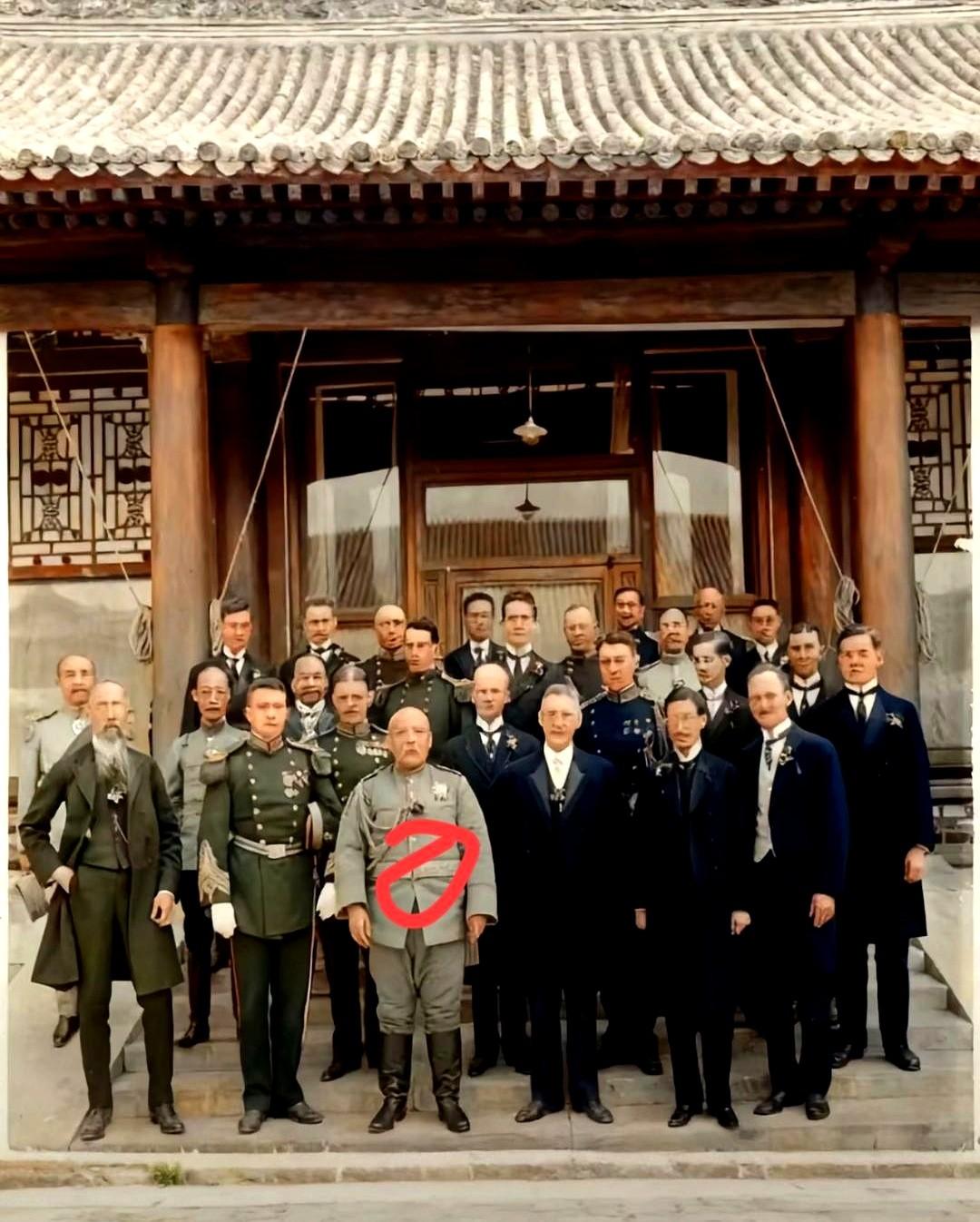 一张合影,几个外国人众星捧月般围着中间的中国人,但他穿着一双不那么正式的皮靴,神