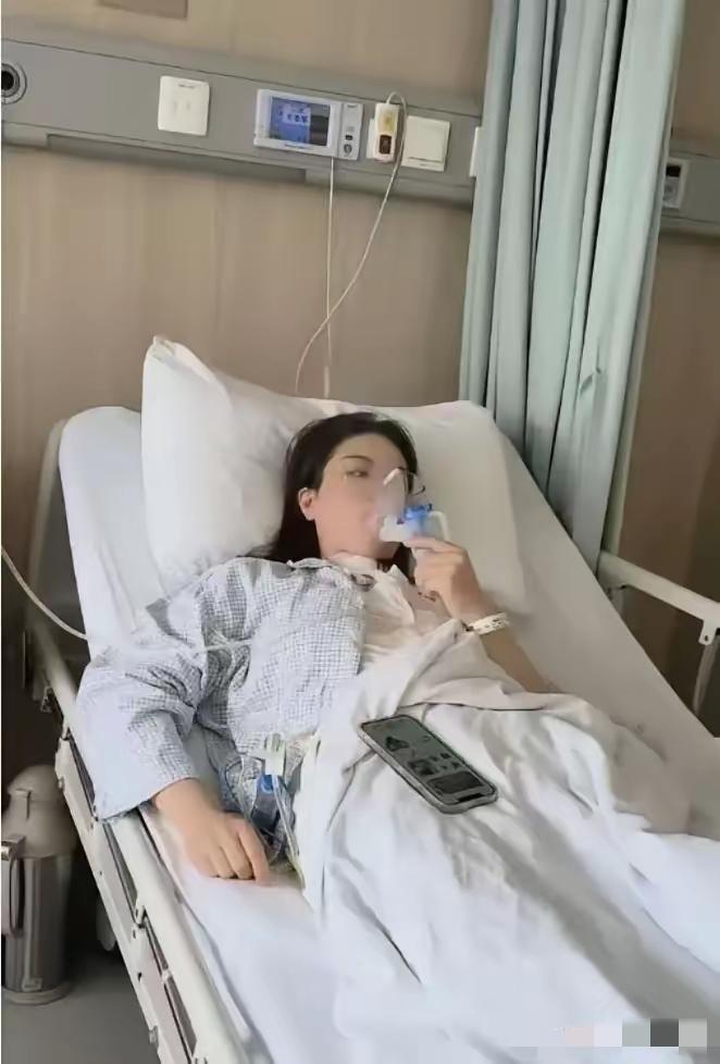 海南三亚一女子独自在医院打吊水，没有家人朋友陪同，自己肚子饿了，就点了一份外卖。