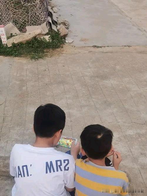 去乡镇吃席，我差点以为走错了地方：10岁生日宴，成了“手机集中营”。上周末去