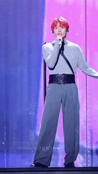 谁能想到李荣浩还有这身材！灰色紧身上衣配高腰阔腿裤，宽肩细腰大长腿藏得太深，哥以