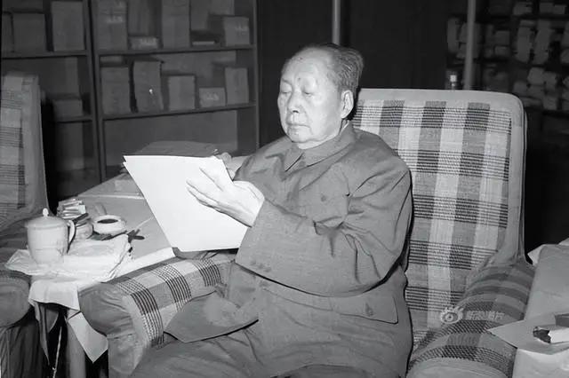 毛主席临终前为何拿掉叶元帅军权？众人不解，多年后才知主席高明1976年早春