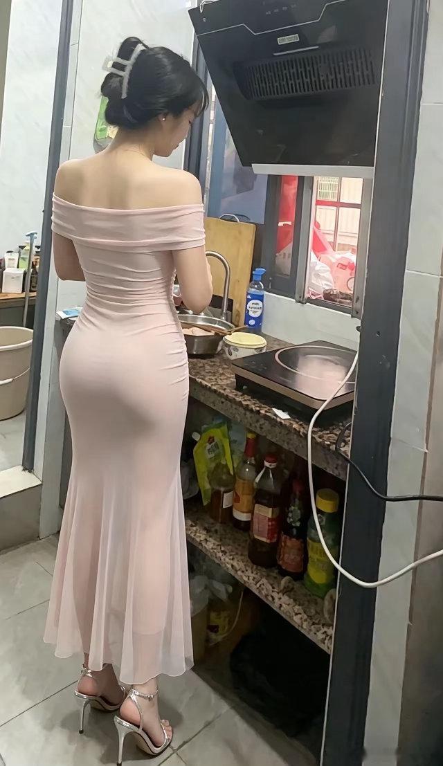 在家做饭穿这种修身礼服裙合适吗？浅粉一字肩长裙衬得身段柔和好看，但不少人说居家做