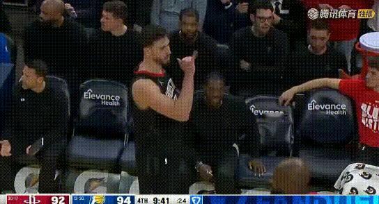 空中被马瑟林推腰，申京电话约架！图2：坏小子被申京强怼转身过掉后，直接往申京腰