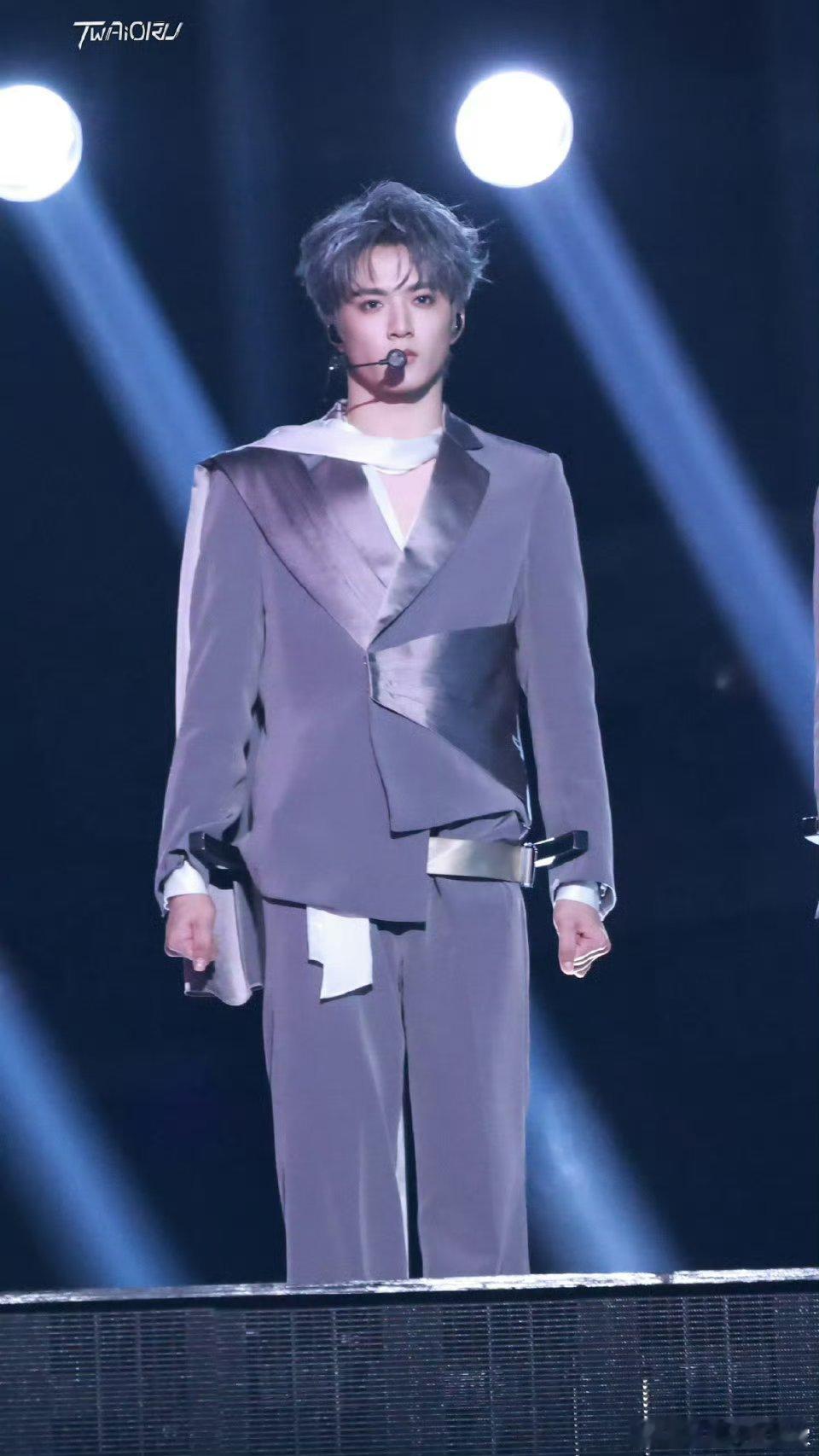 刘耀文确实帅得不知天地为何物了，这个小狗简直了